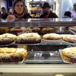 Varios clientes esperan a ser atendidos en la Pastelería Nunos de Madrid