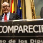 El gobernador del Banco de España, Luis María Linde, momentos antes de comparecer en la Comisión de Economía y Competitividad del Congreso de los Diputados