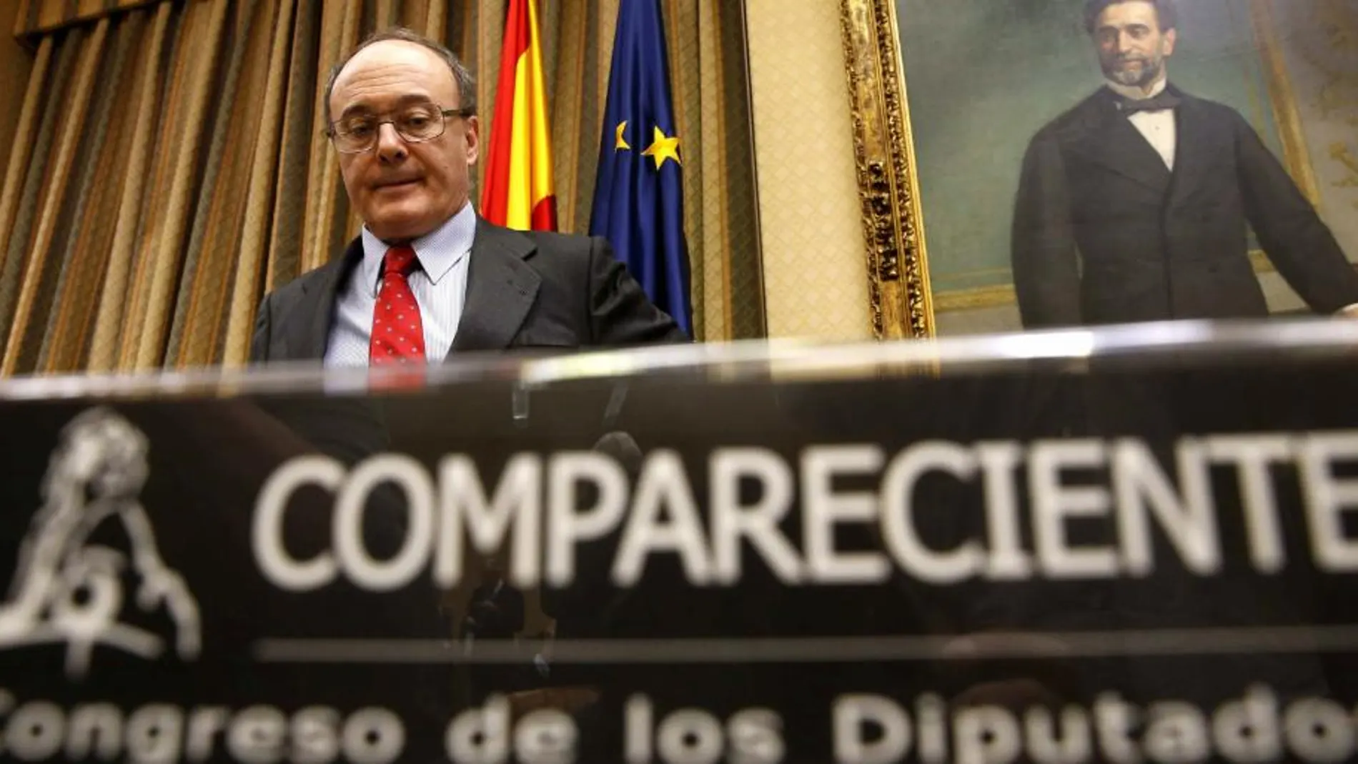 El gobernador del Banco de España, Luis María Linde, momentos antes de comparecer en la Comisión de Economía y Competitividad del Congreso de los Diputados