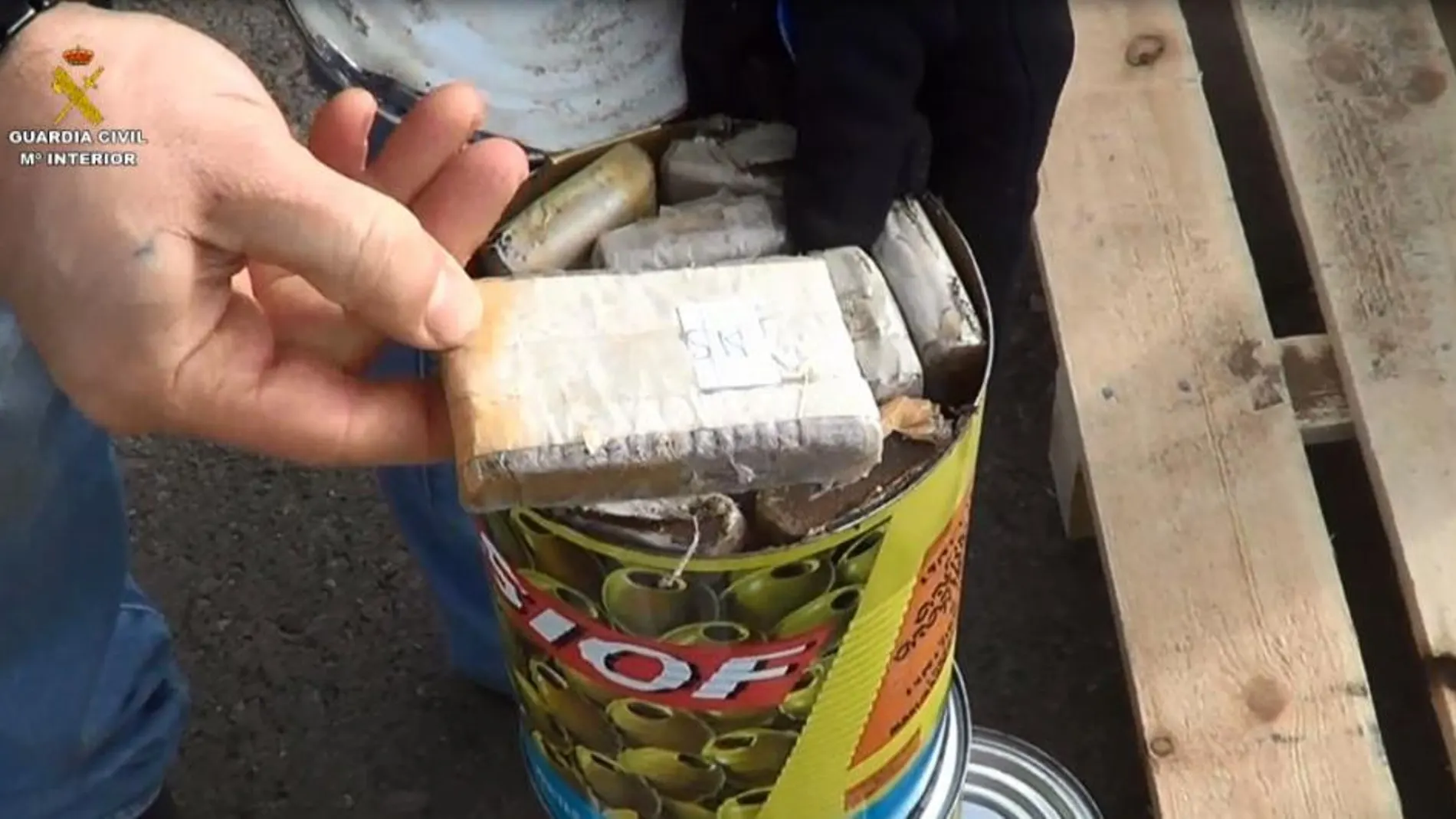 Imagen de la droga oculta en latas de aceitunas