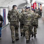 Francia ha sacado a sus tropas a la calle, mientras que en España sólo han sido informadas del nuevo nivel de alerta