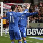 El delantero portugués del Real Madrid Cristiano Ronaldo (d) celebra con su compañero, Gareth Bale (i), un gol marcado ante el Almería, el primero del equipo. EFE / Carlos Barba