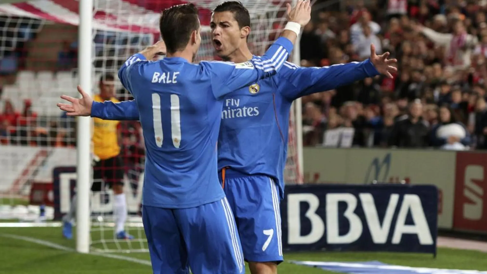 El delantero portugués del Real Madrid Cristiano Ronaldo (d) celebra con su compañero, Gareth Bale (i), un gol marcado ante el Almería, el primero del equipo. EFE / Carlos Barba