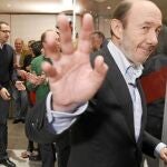 El secretario general del PSOE saluda a las cámaras antes de la rueda de prensa que ofreció ayer, tras la reunión de su Ejecutiva, en la sede de los socialistas en la madrileña calle de Ferraz