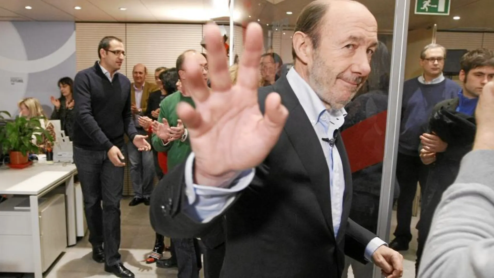 El secretario general del PSOE saluda a las cámaras antes de la rueda de prensa que ofreció ayer, tras la reunión de su Ejecutiva, en la sede de los socialistas en la madrileña calle de Ferraz
