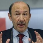 Alfredo Pérez Rubalcaba, durante la rueda de prensa ofrecida en la sede de su partido para hacer un balance de su primer año como líder de la oposición
