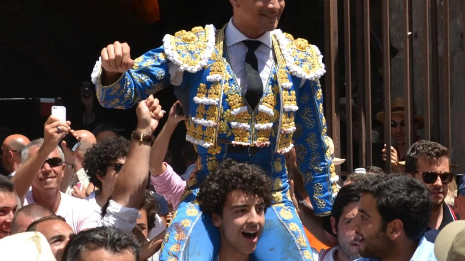 José María Manzanares sale por la Puerta de los Cónsules de Nimes