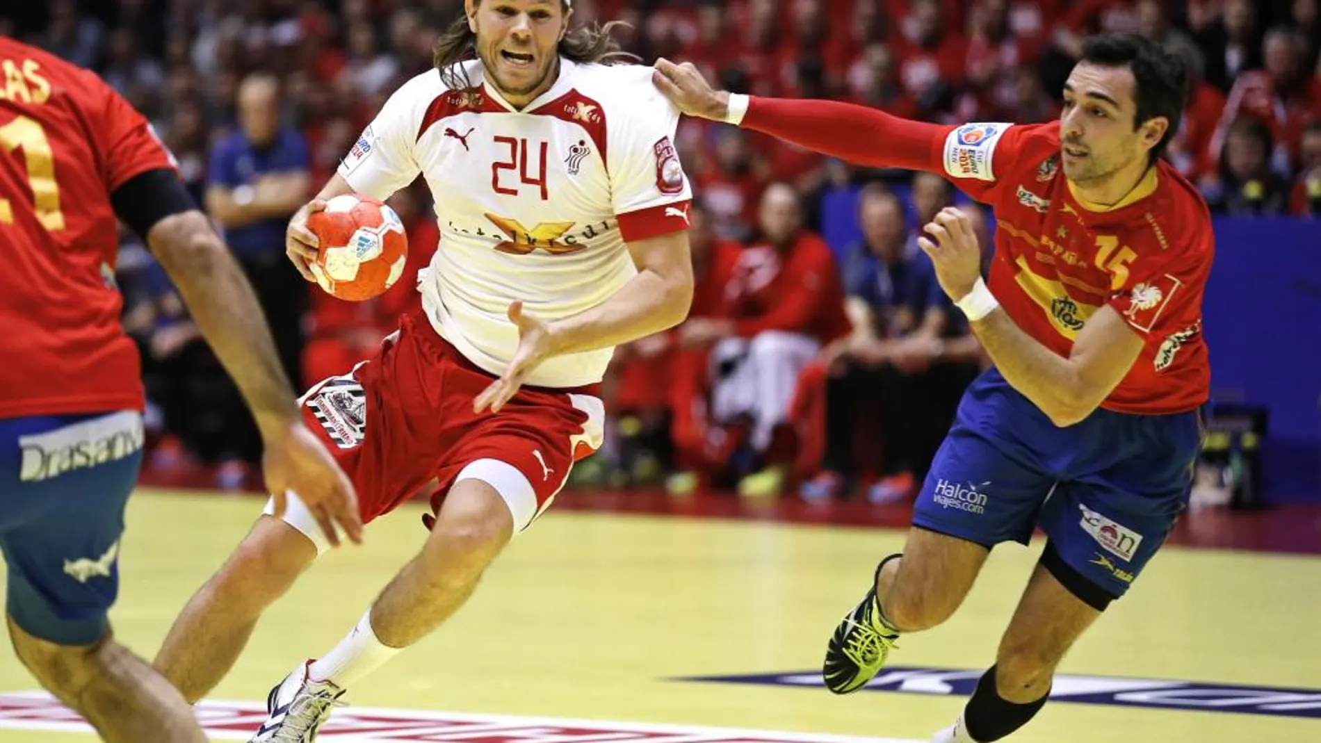 El jugador danés Mikkel Hansen, ante la defensa del español Cristian Ugalde