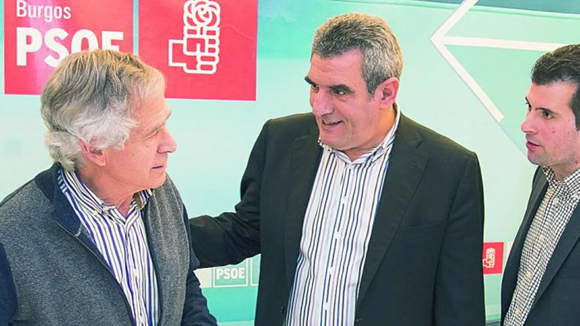 El secretario general del PSOE en Castilla y León, Julio Villarrubia, ayer en Burgos en un acto con militantes y simpatizantes socialistas burgaleses junto a Luis Escribano y Luis Tudanca