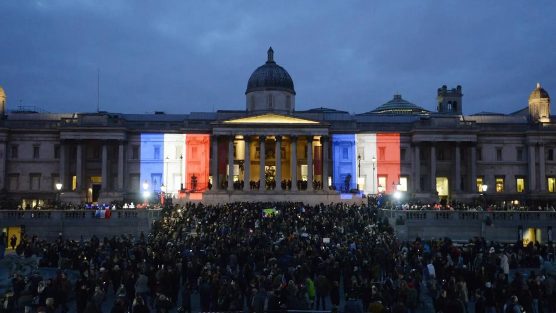 La bandera francesa, proyectada en la fachada de la National gallery, en apoyo a la concentración en solidaridad con Francia que ha tenido lugar en Trafalgar Square, en Londres.