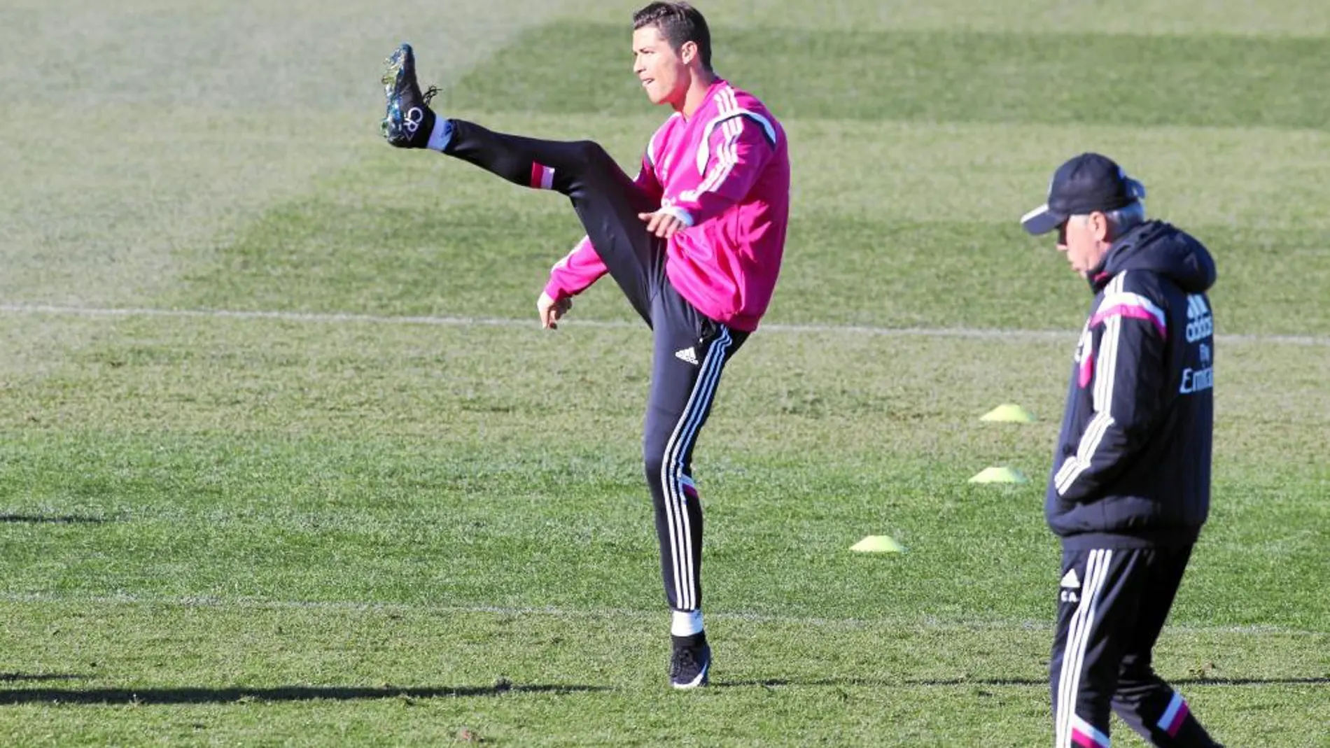Cristiano Ronaldo, cerca de Ancelotti, en el entrenamiento