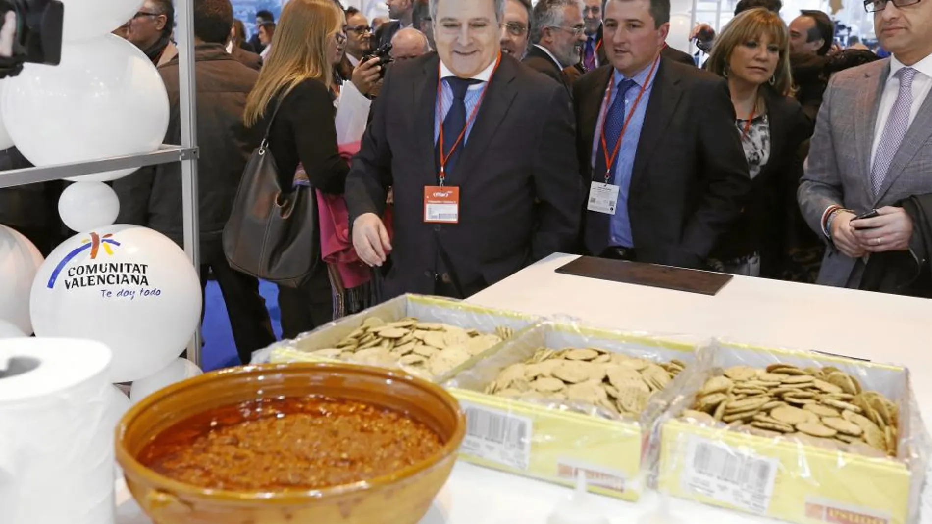 El presidente de la Diputación, Alfonso Rus, durante la visita al expositor de Fitur