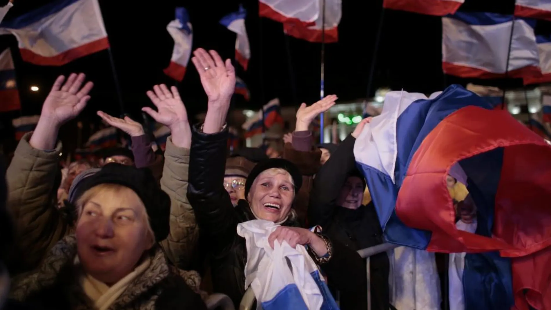 Prorrusos celebran el resultado del referéndum en la plaza Lenin de Simferopol