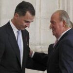 El Rey Juan Carlos I cede su sitio al Príncipe de Asturias