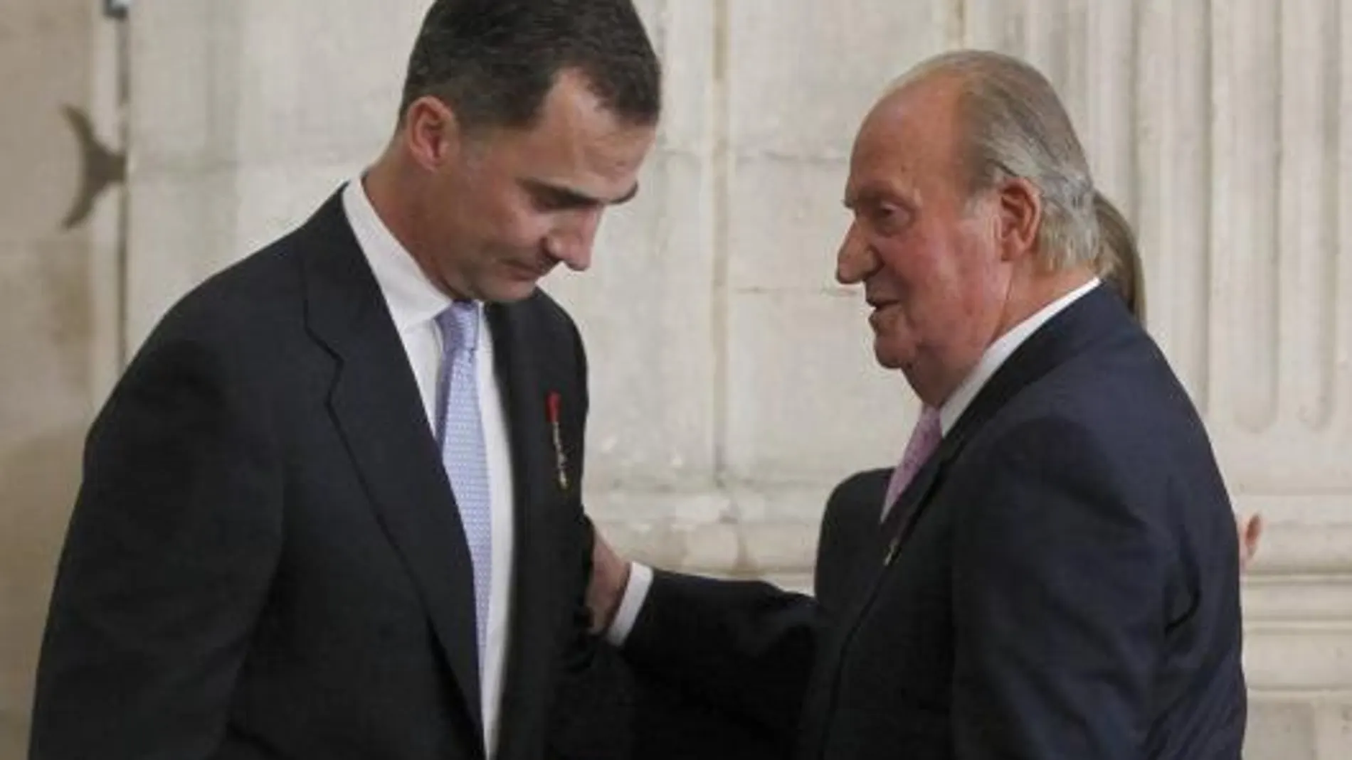 El Rey Juan Carlos I cede su sitio al Príncipe de Asturias