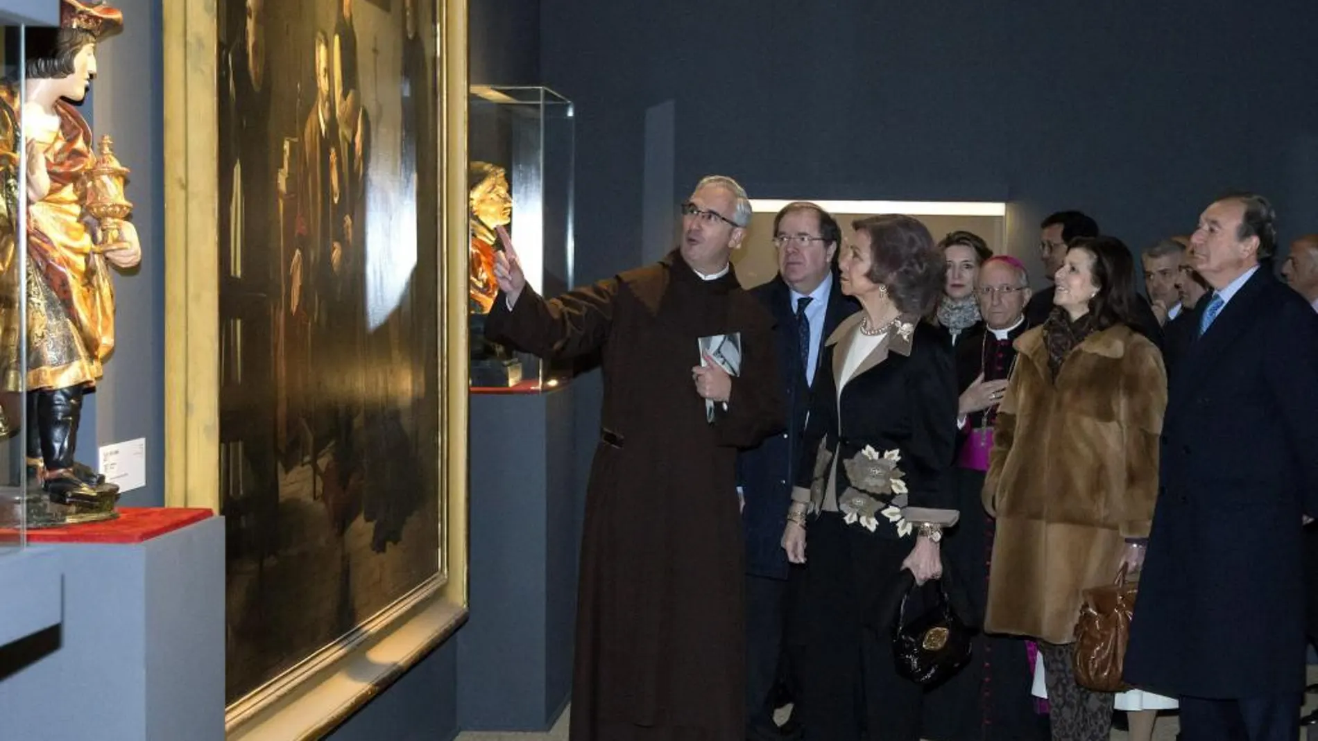 La Reina Sofía, el presidente de la Junta de Castilla y León, Juan Vicente Herrera , y el comisario, Juan Dobado, entre otras autoridades, durante la inauguración