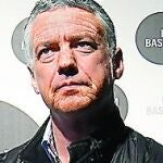 Rostro cansado por las bolsas de los ojos