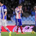 Mandzukic, que se tapa la cara, y Arda, después del segundo gol de la Real Sociedad