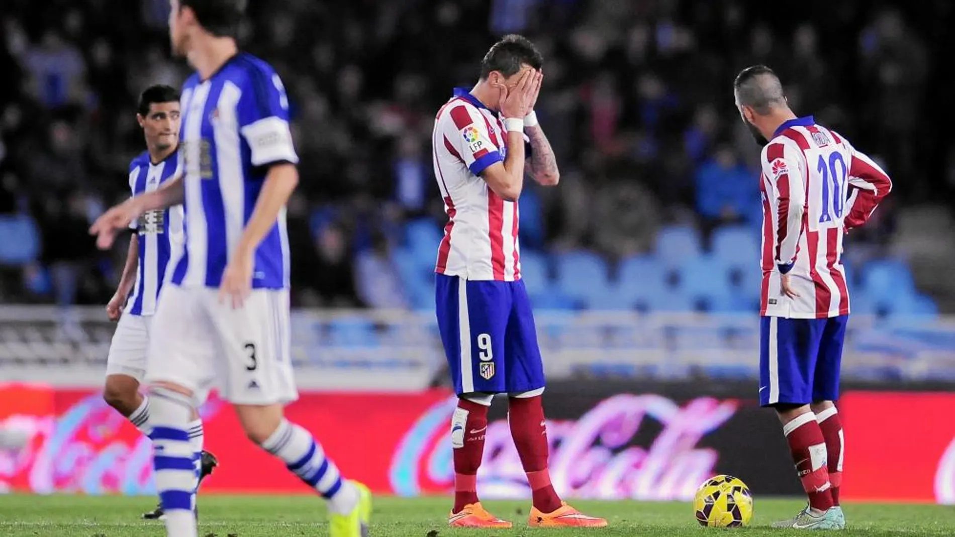 Mandzukic, que se tapa la cara, y Arda, después del segundo gol de la Real Sociedad