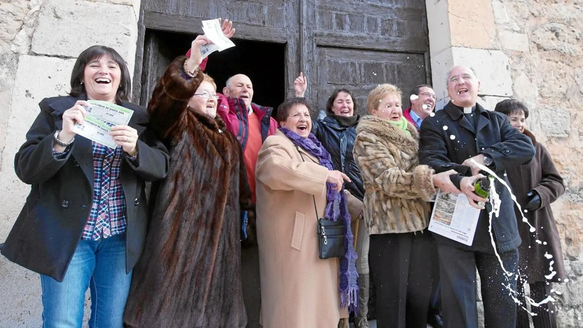 La alegría se desbordó entre los feligreses junto a la iglesia del Carmen de Peñaranda de Duero