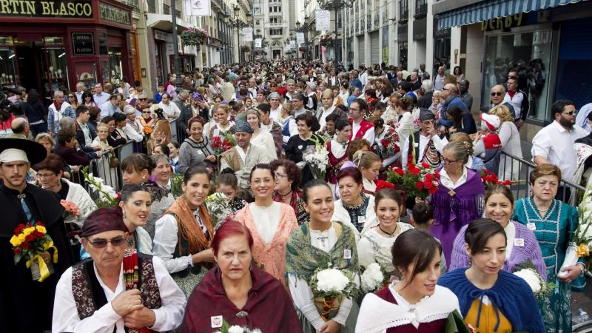 Miles de personas han participado hoy en la tradicional Ofrenda de Flores a la Virgen del Pilar de Zaragoza