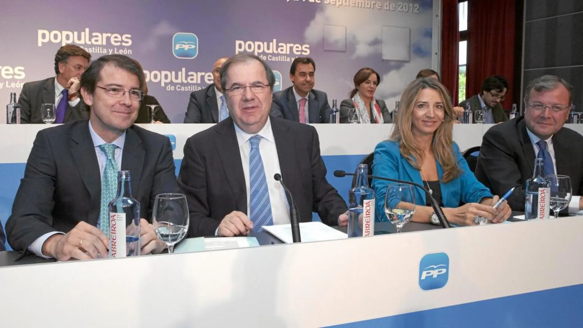 El presidente Juan Vicente Herrera, Alfonso Fernández Mañueco, Alicia García y Antonio Silván, en primer plano, en un Comité Ejecutivo previo