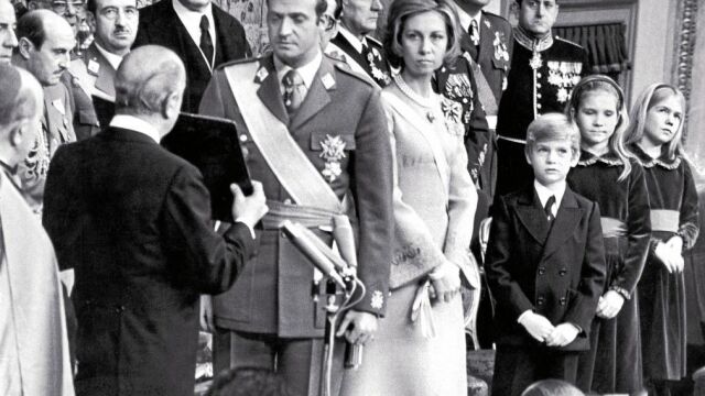 El 22 de noviembre de 1975, sólo dos días después de la muerte de Franco, el príncipe Juan Carlos fue proclamado Rey de España. Faltó la presencia de su padre, Don Juan de Borbón, quien mostró su generosidad al renunciar a sus derechos dinásticos a favor del actual Rey para lograr la transición hacia la democracia.