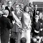El 22 de noviembre de 1975, sólo dos días después de la muerte de Franco, el príncipe Juan Carlos fue proclamado Rey de España. Faltó la presencia de su padre, Don Juan de Borbón, quien mostró su generosidad al renunciar a sus derechos dinásticos a favor del actual Rey para lograr la transición hacia la democracia.