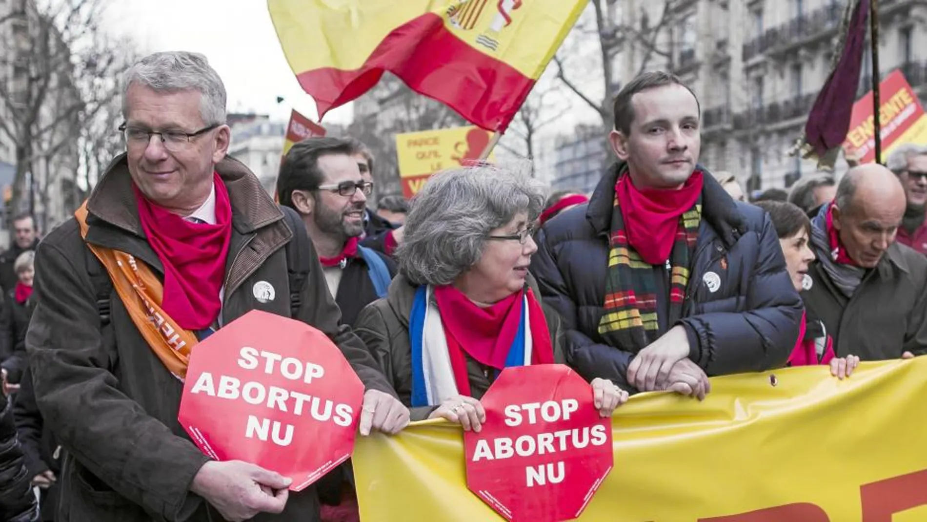 Los colores rojo y amarillo llenaron varias calles de París en apoyo a la ley de Gallardón