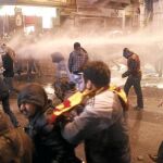 Manifestantes turcos huyen del gas lacrimógeno lanzado ayer por la Policía en Estambul