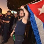 Un cubano-estadounidense sostiene una bandera de Cuba durante una manifestación frente al restaurante y cafetería Versailles, en Miami (EE.UU.).