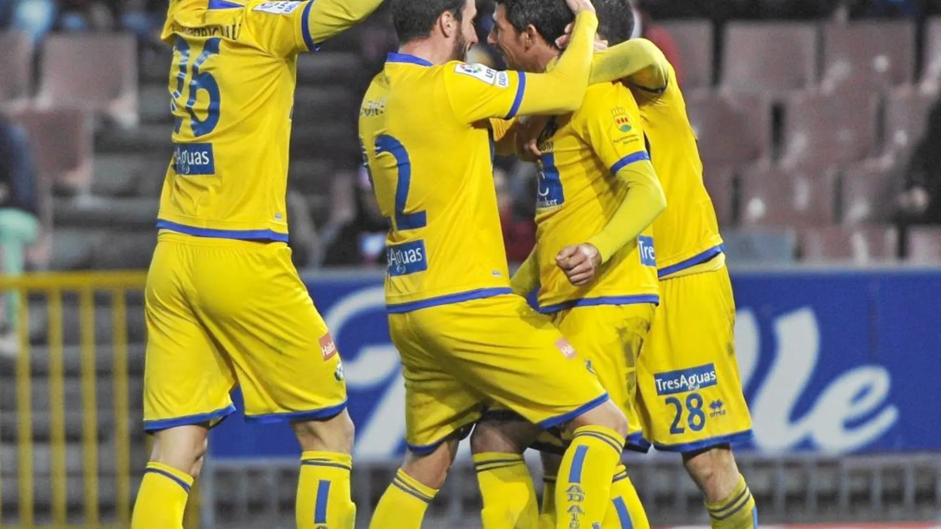 Los jugadores del Alcorcón celebran uno de los goles con los que forzaron la prórroga en Granada