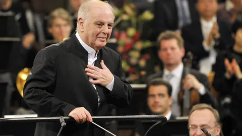 El maestro Daniel Barenboim ensaya con la filarmónica de Viena. EFE/Hans Punz