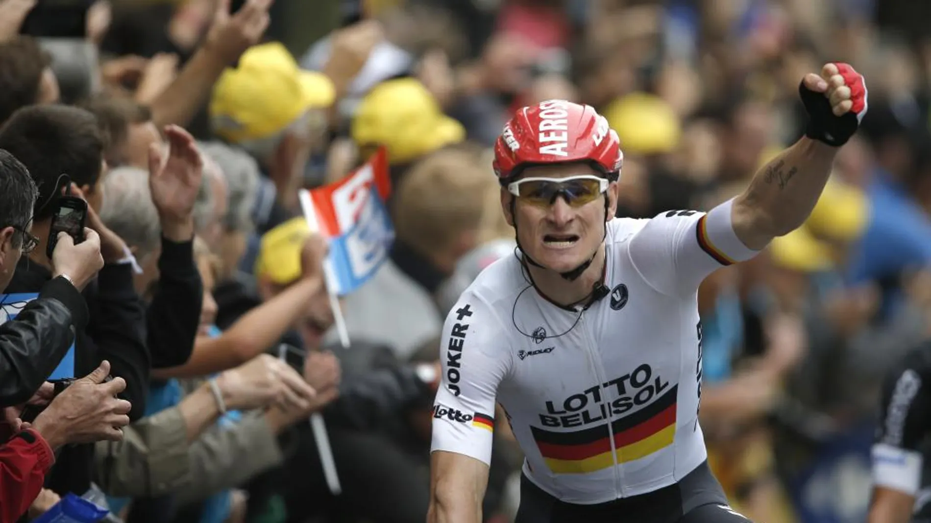 Andre Greipel celebra con el brazo en alto su victoria en la etapa.