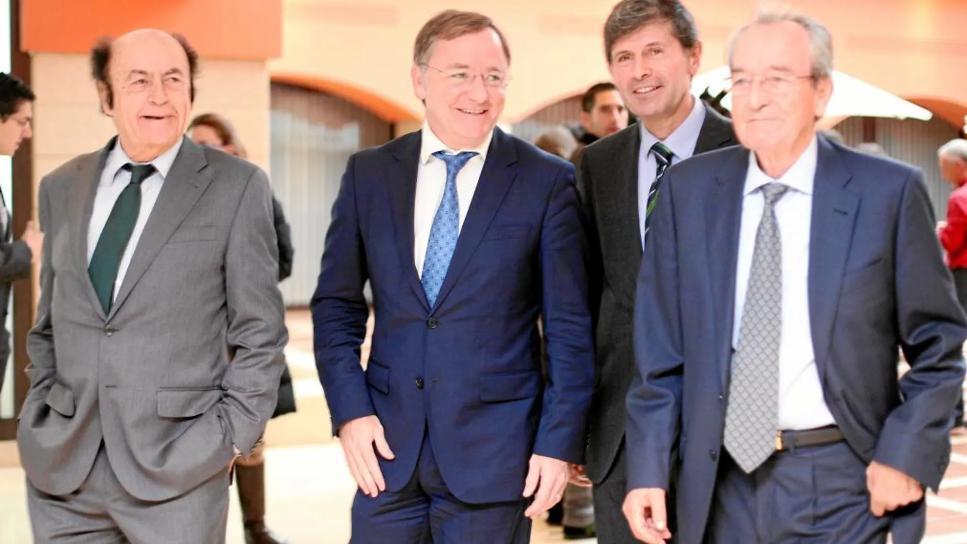 El conseller de Hacienda y Administración Pública se reunió ayer con la directiva de la Confederación de Empresarios de Castellón, donde también visitó Porcelanosa
