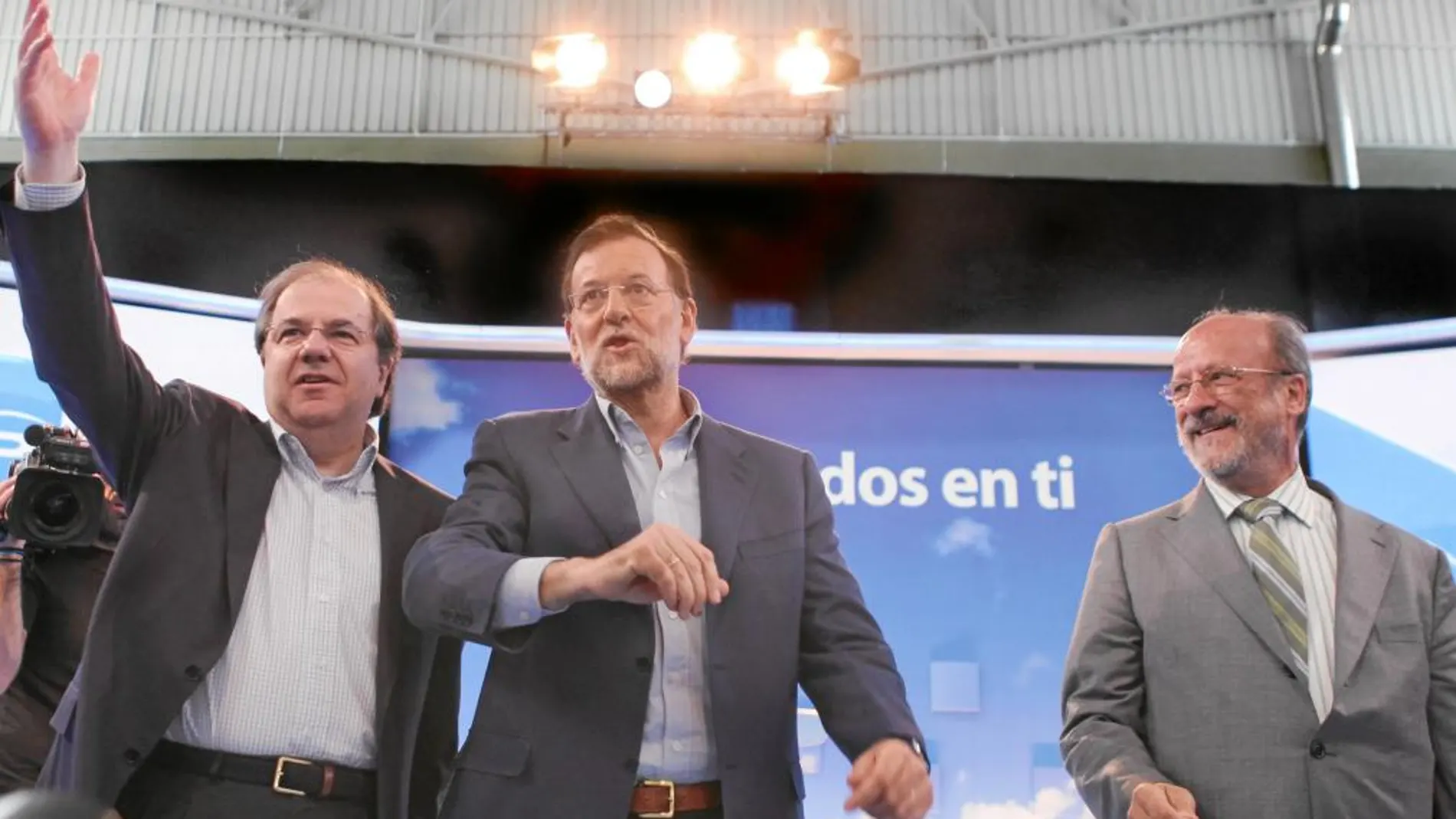 El presidente Juan Vicente Herrera, junto a Mariano Rajoy y el alcalde de Valladolid, Javier León de la Riva, en un acto político en la capital del Pisuerga