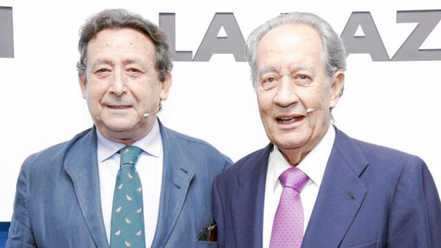 Ussía, junto a Juan-Miguel Villar Mir, ayer, en la sede madrileña del periódico