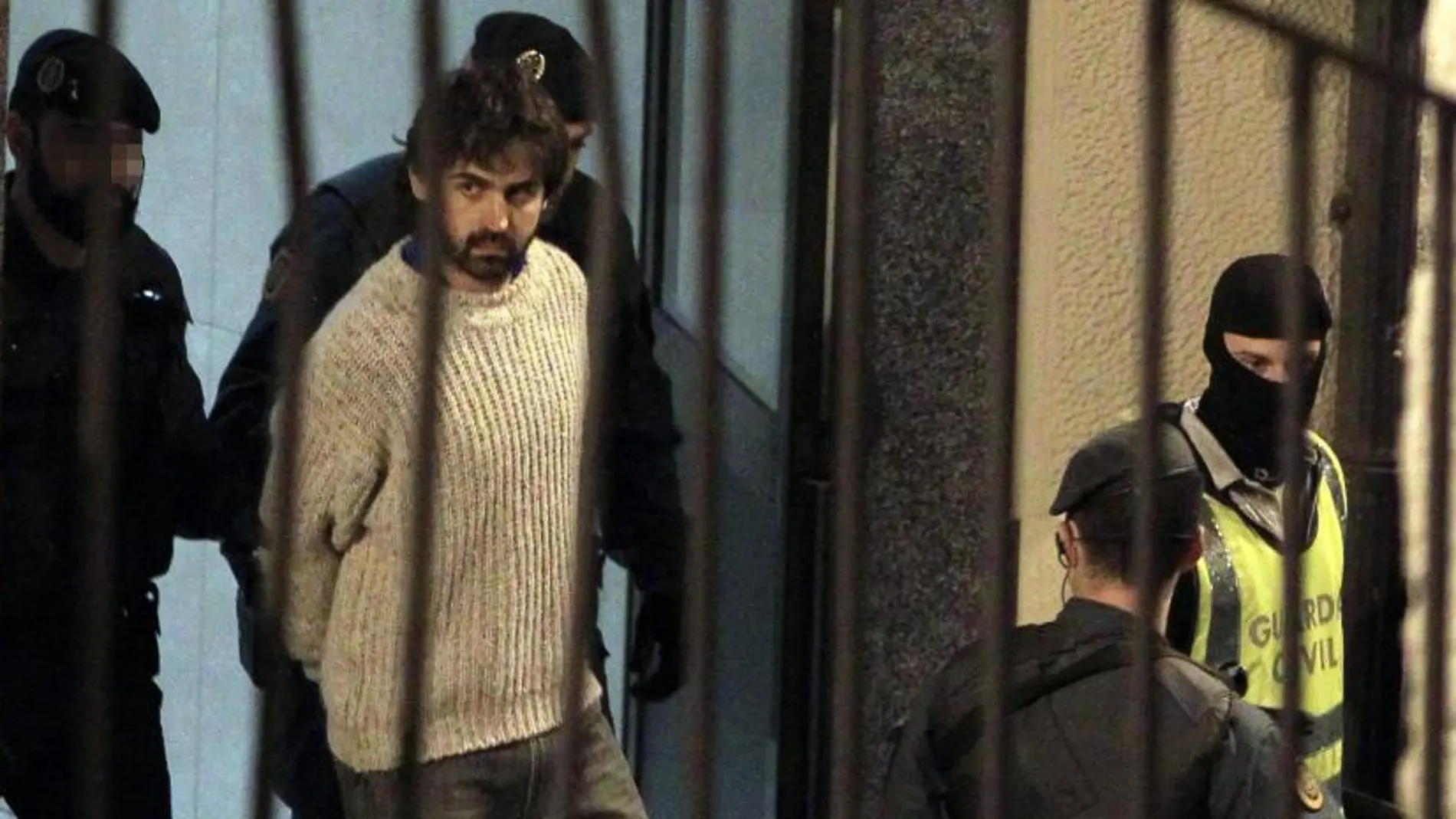 La Guardia Civil ha detenido esta madrugada al presunto colaborador del comando Vizcaya de ETA, Asier González Soreasu, en su domicilio de Bilbao, donde se han incautado de diverso material.