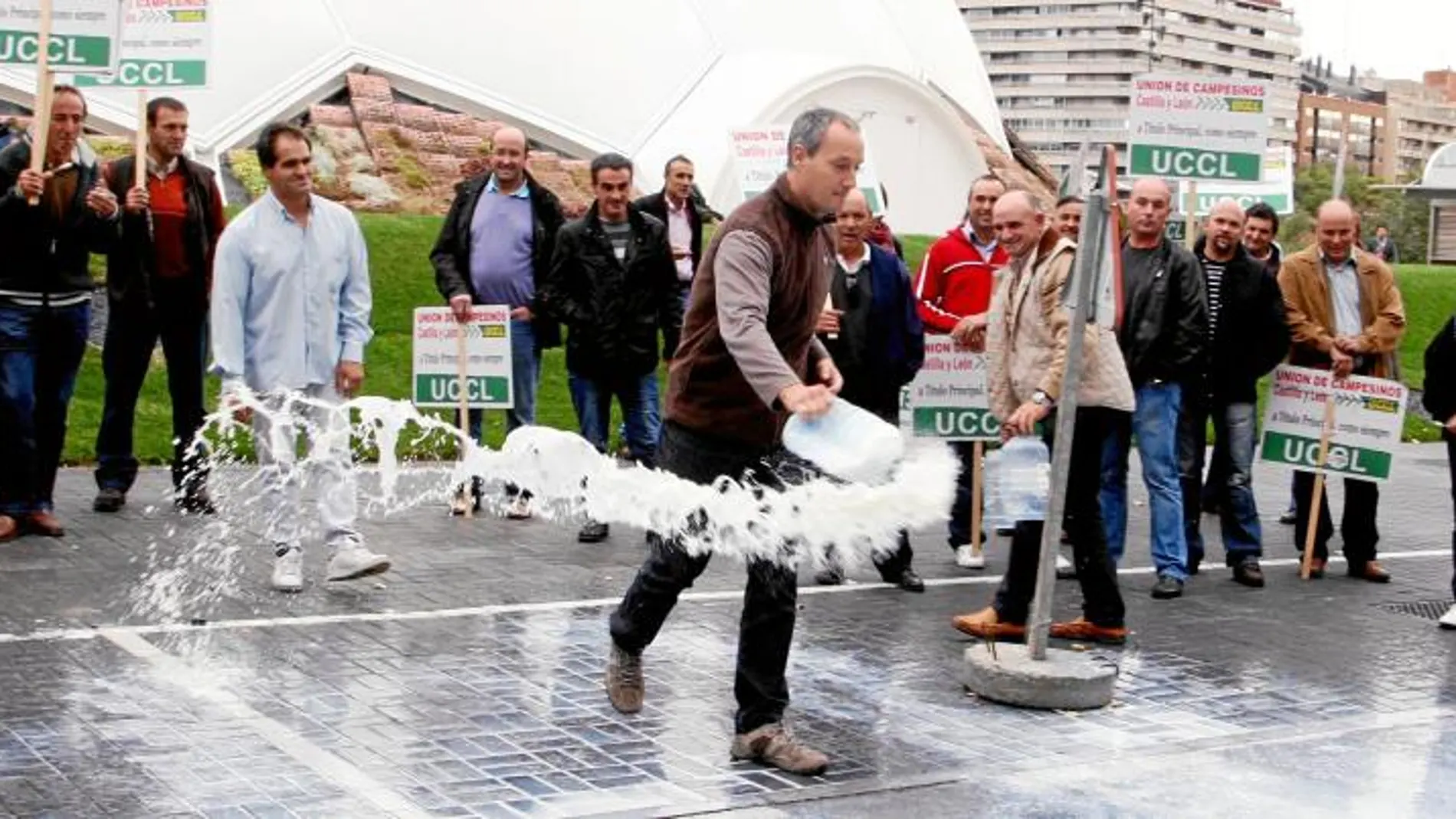 Concentración reciente de los ganaderos lácteos de la Comunidad en protesta por el bajo precio que las industrias les ofrecen por la leche