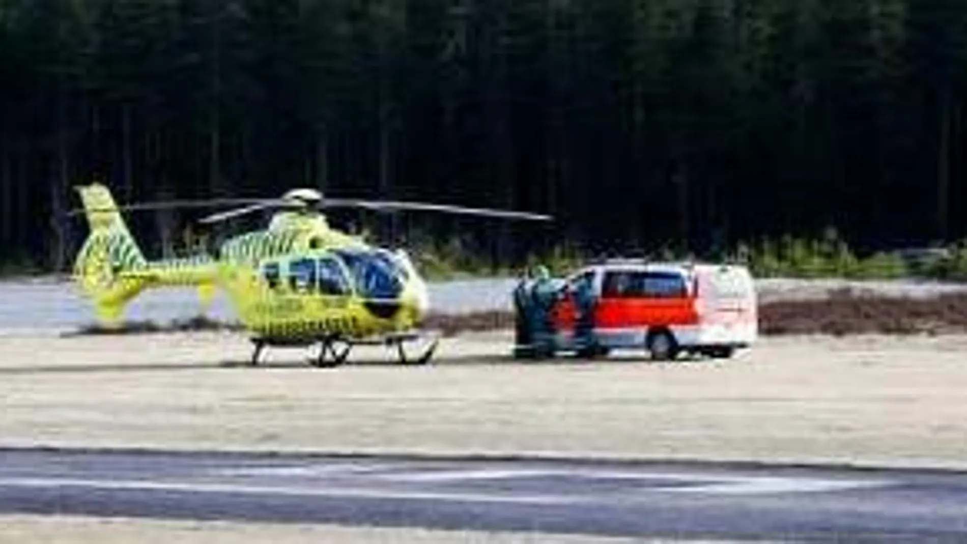 Un helicóptero y una ambulancia de las que han participado en el rescate.