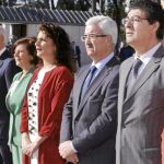 El equipo de Gobierno Andaluz encabezado por Susana Díaz, durante el izado de bandera