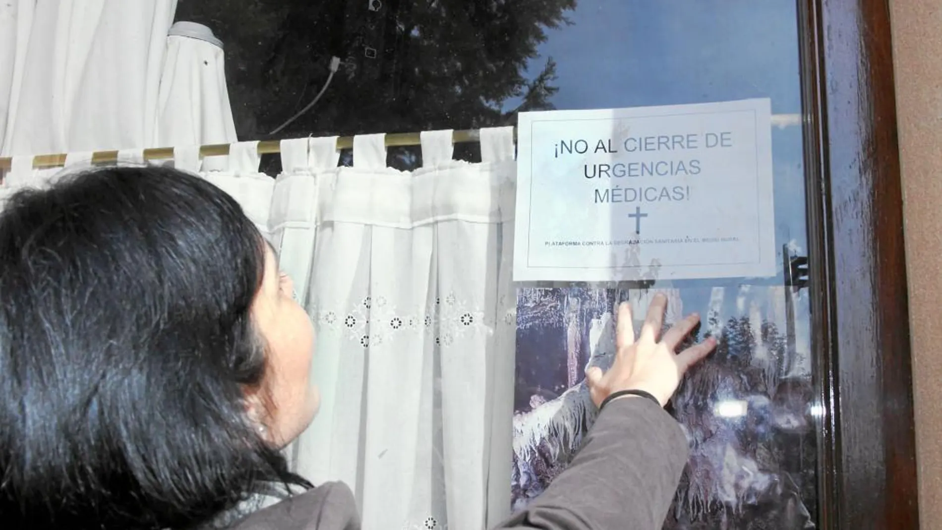 Una mujer lee un cartel en uno de los establecimientos colocados en la localidad segoviana