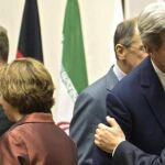 El ministro de Asuntos Exteriores de Irán, Javad Zarif, habla con la jefa de la diplomacia europea, Catherine Asthon, mientras el secretario de Estado de EE UU, John Kerry, saluda a su homólogo francés, Laurent Fabius