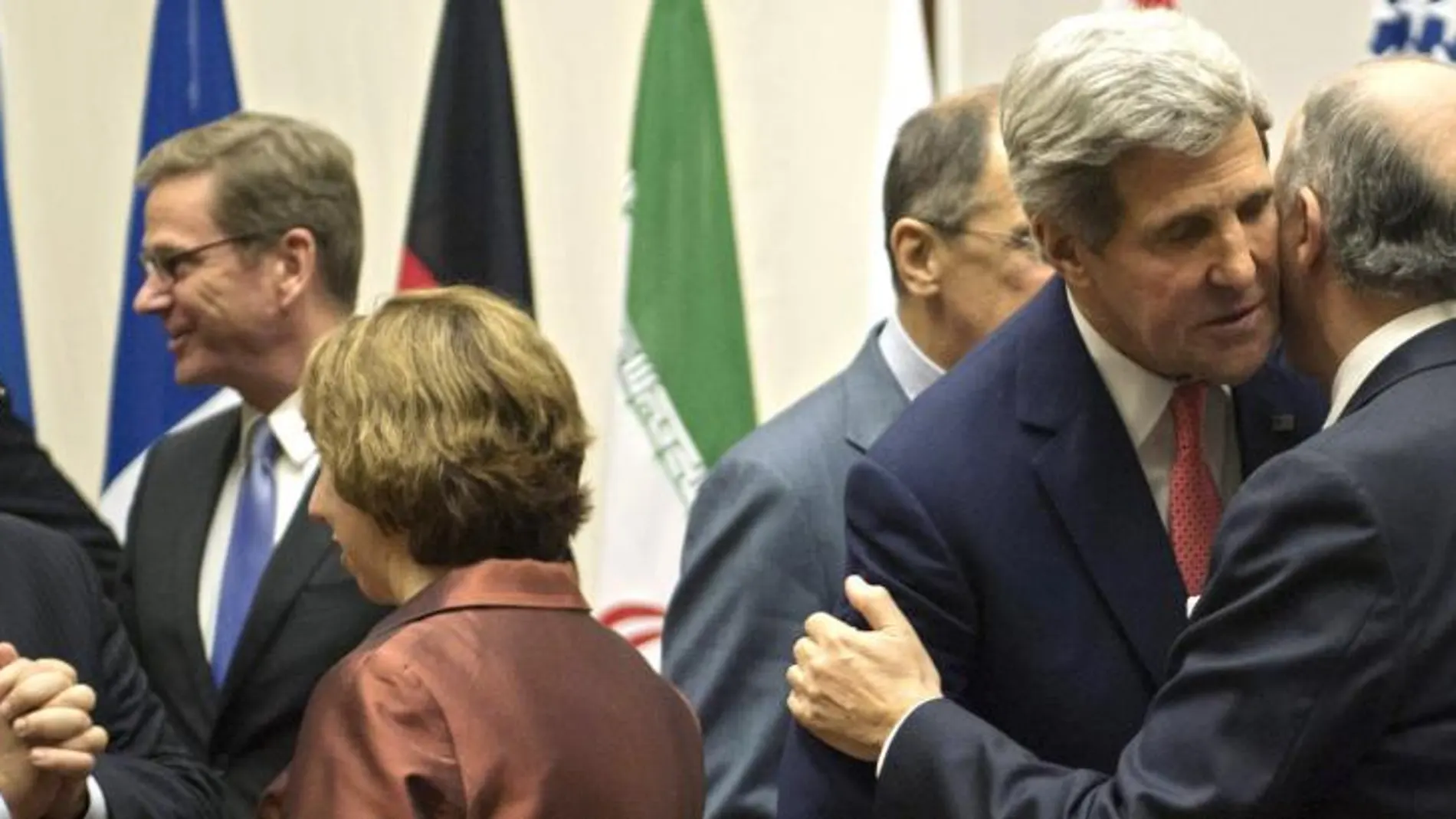 El ministro de Asuntos Exteriores de Irán, Javad Zarif, habla con la jefa de la diplomacia europea, Catherine Asthon, mientras el secretario de Estado de EE UU, John Kerry, saluda a su homólogo francés, Laurent Fabius