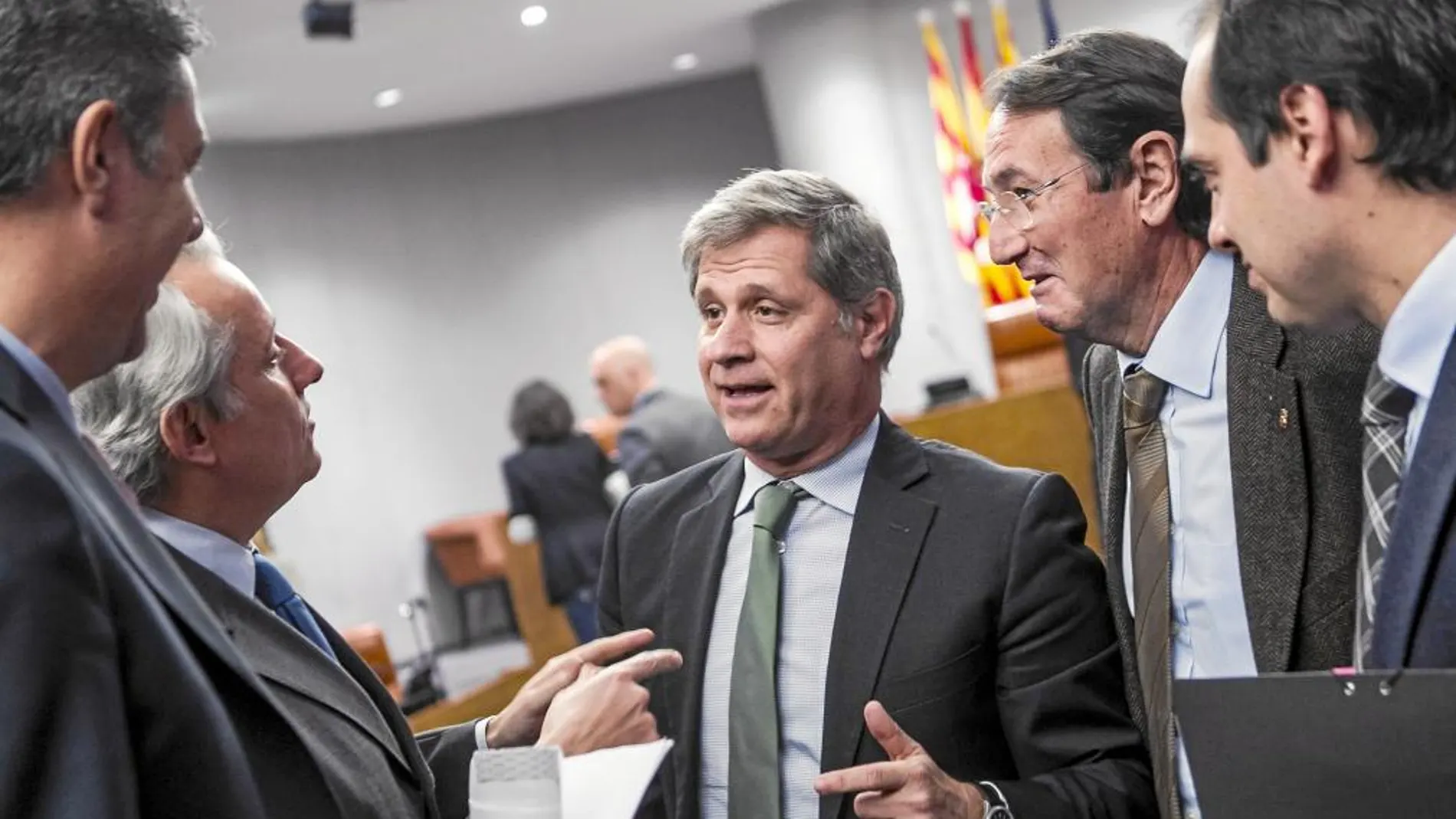 Fernández conversa con Llobet y García Albiol tras anunciar su renuncia a la vicepresidenta de la Diputación de Barcelona