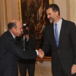 Don Felipe recibe el saludo del presidente de la Fundación Príncipe de Girona, Antonio Esteve