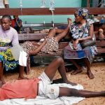Heridos esperan tratamiento en un hospital de la capital de República Ceontroafricana, Bangui