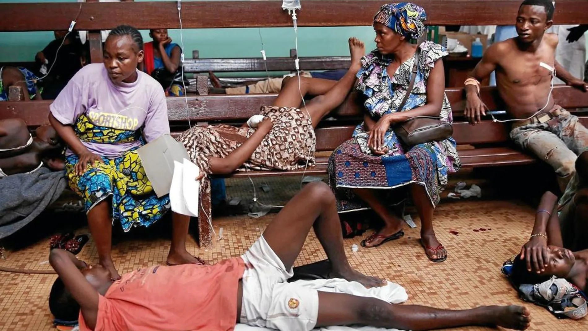 Heridos esperan tratamiento en un hospital de la capital de República Ceontroafricana, Bangui