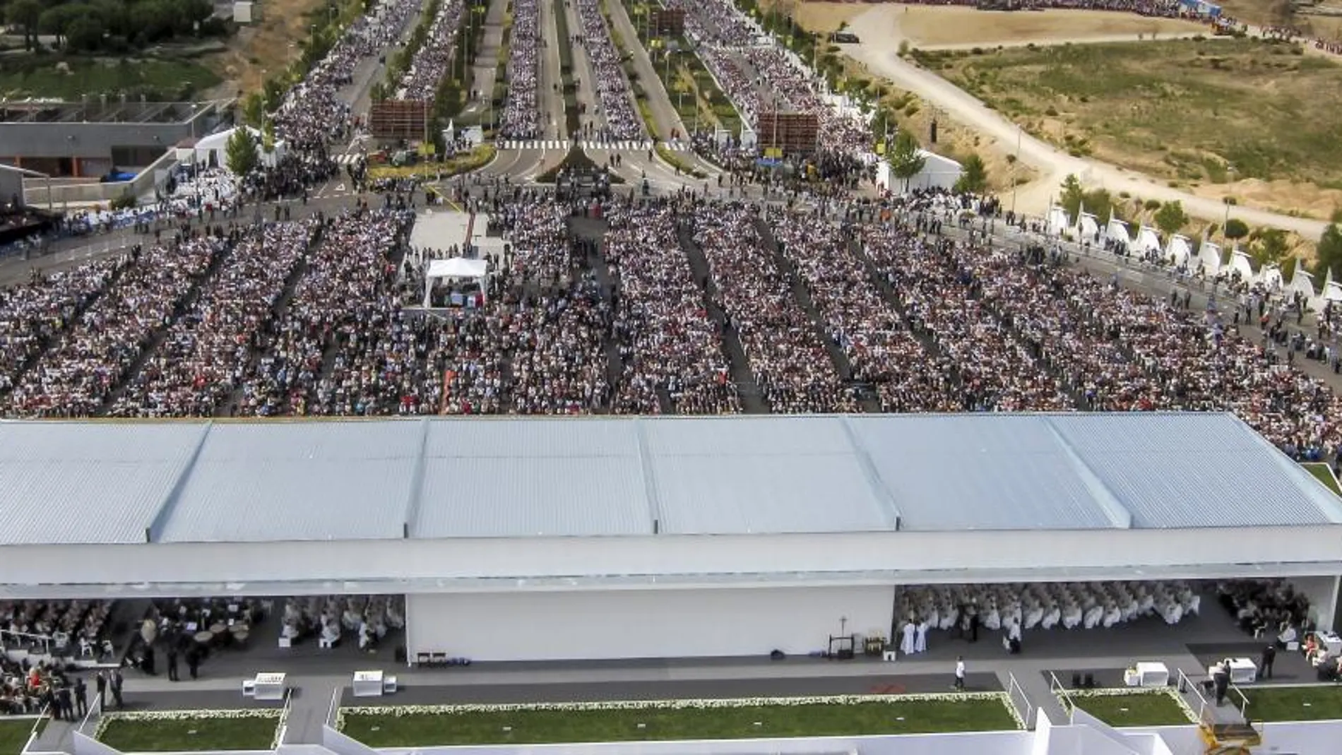 Vista aérea de las miles de personas que han asistido a la ceremonia de beatificación de Álvaro del Portillo