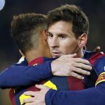 Lionel Messi se abraza a Messi tras uno de sus goles al Elche
